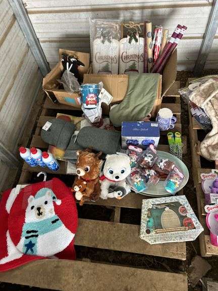 lot of assorted Christmas items, owner states new, bldg:green