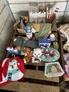lot of assorted Christmas items, owner states new, bldg:green
