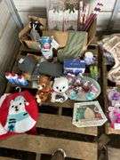 lot of assorted Christmas items, owner states new, bldg:green
