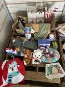 lot of assorted Christmas items, owner states new, bldg:green
