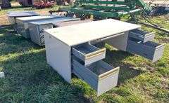 (7) desks, row:3