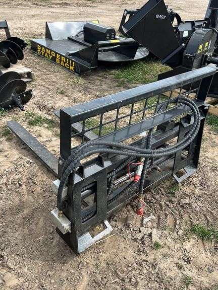 AGT Skid Steer Hydraulic Adjust Pallet Forks, owner states new, row:4