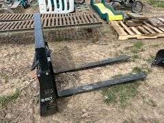 AGT Skid Steer Hydraulic Adjust Pallet Forks, owner states new, row:4