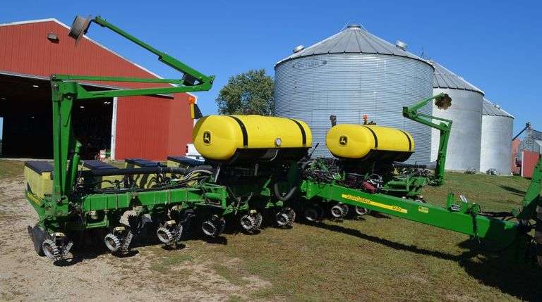 John Deere 1760 Planter 12 Row Maxemerge Plus image