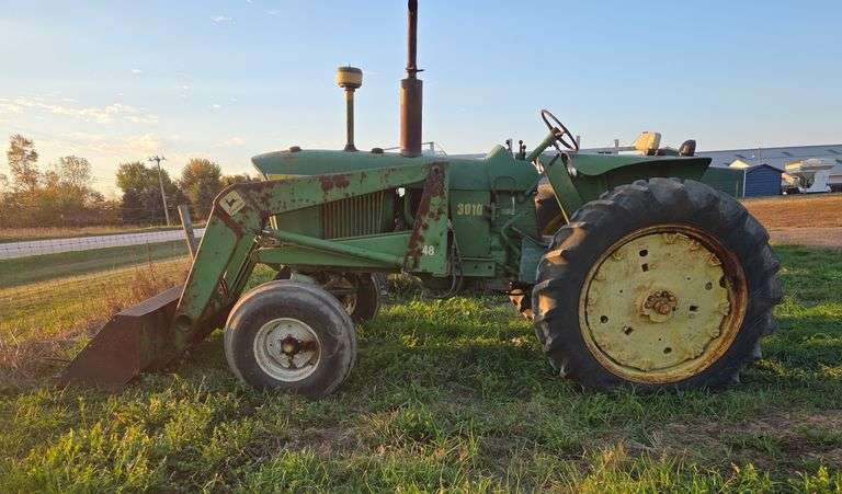John Deere 3010 with 48 loader, K, row:1