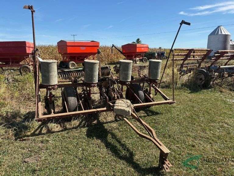 International 4 row planter image