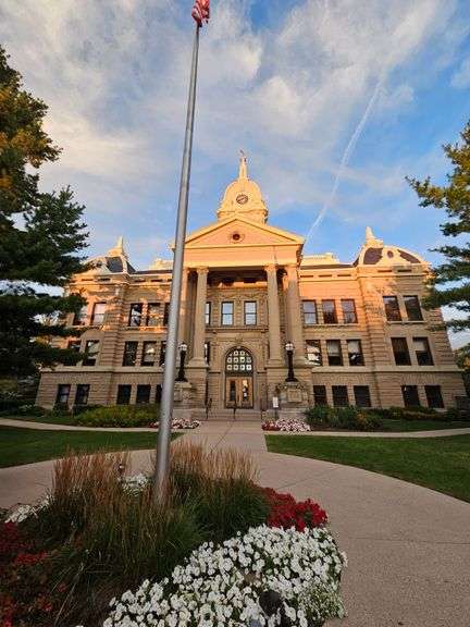 40 x 30 Canvas Print Picture of Mason Court House image