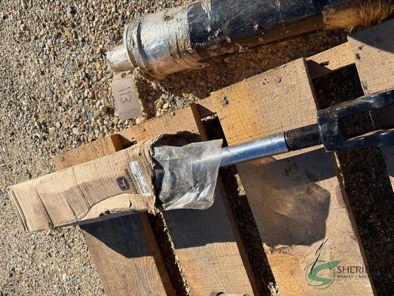 John Deere hydraulic cylinder, double action, used image