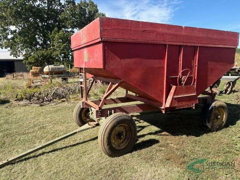 Gravity wagon on John Deere 963 running gear image