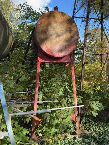 Gravity flow fuel tank with stand image