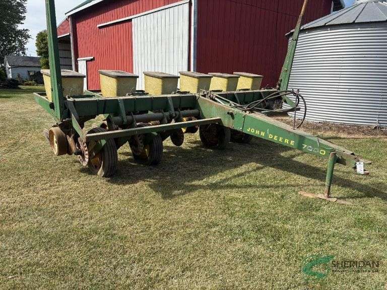 John Deere 7000, 6 row planter image