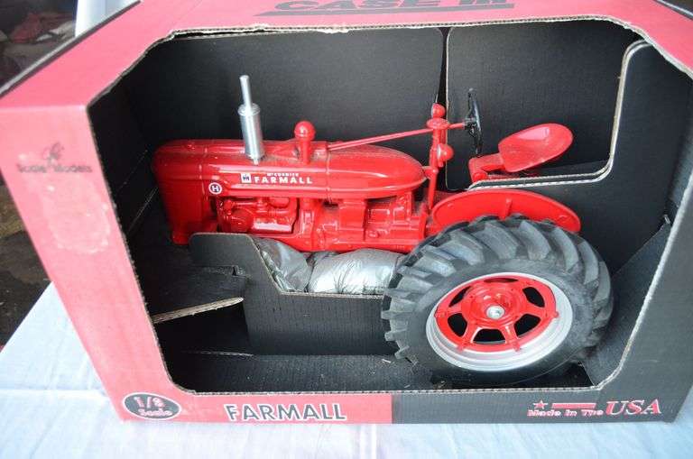 Farmall H image