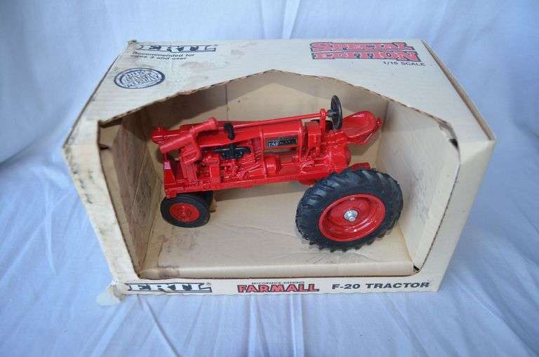 Farmall F-20 Tractor image