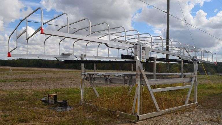 Starr Tritoon Boat Lift image