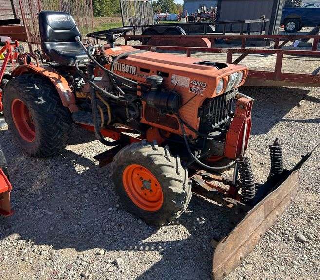 Kubota B7100 4WD Tractor w/ Blade image