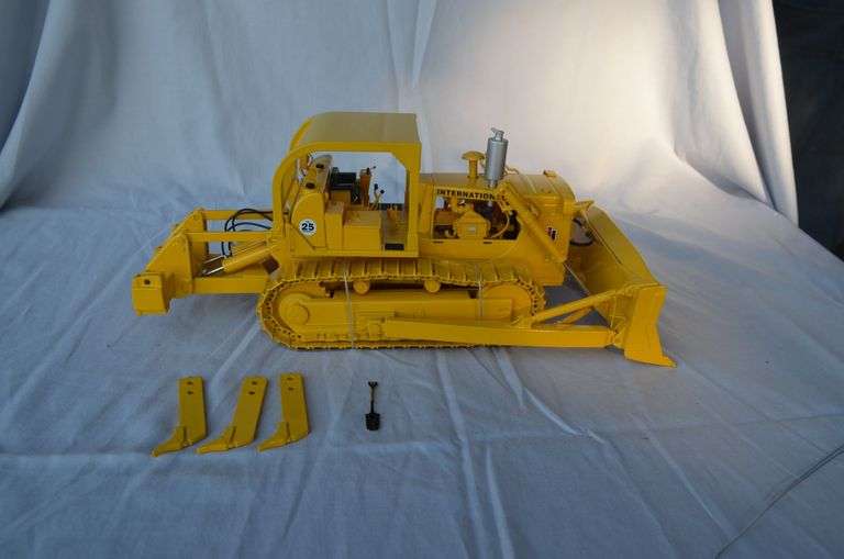 International TD-25 Crawler image