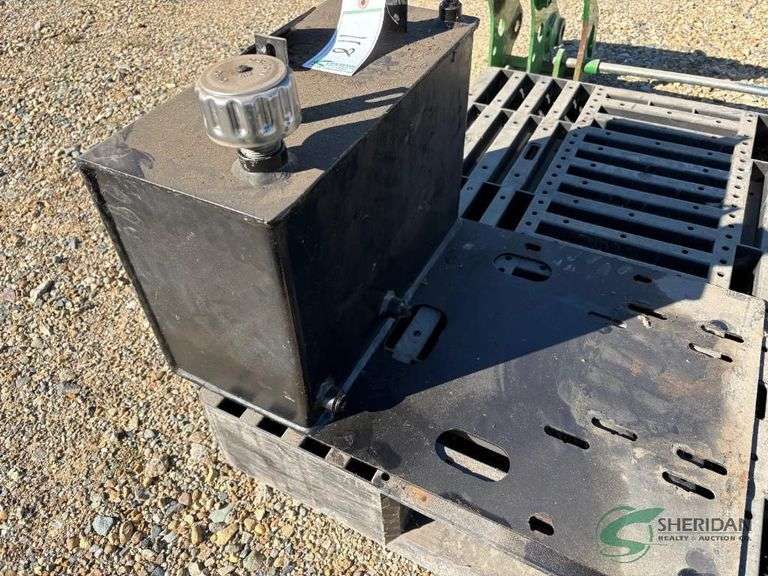 Hydraulic reservoir with base plate image