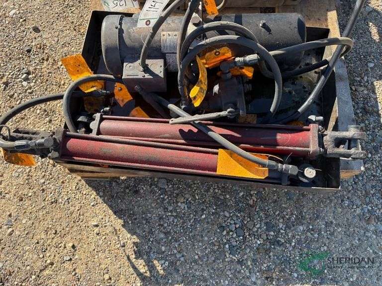 Hydraulic Pump, valve and 2 cylinders image