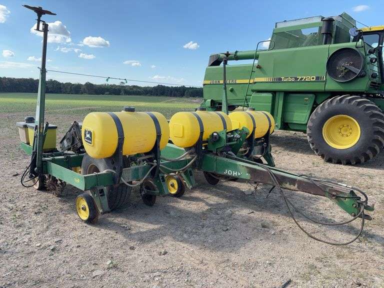 John Deere 7240 planter, 6 row, set up for liquid. Has monitor image