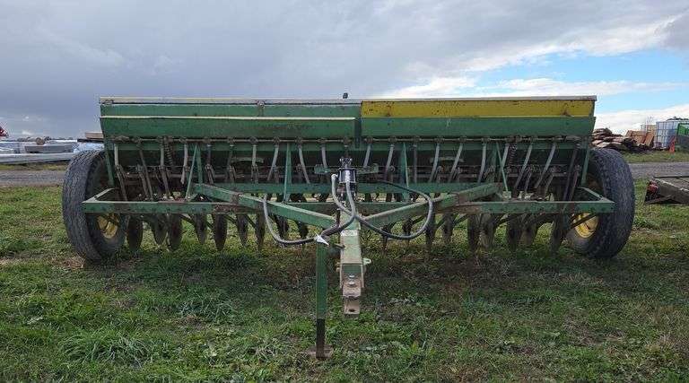 John Deere 86 grain drill, row:3