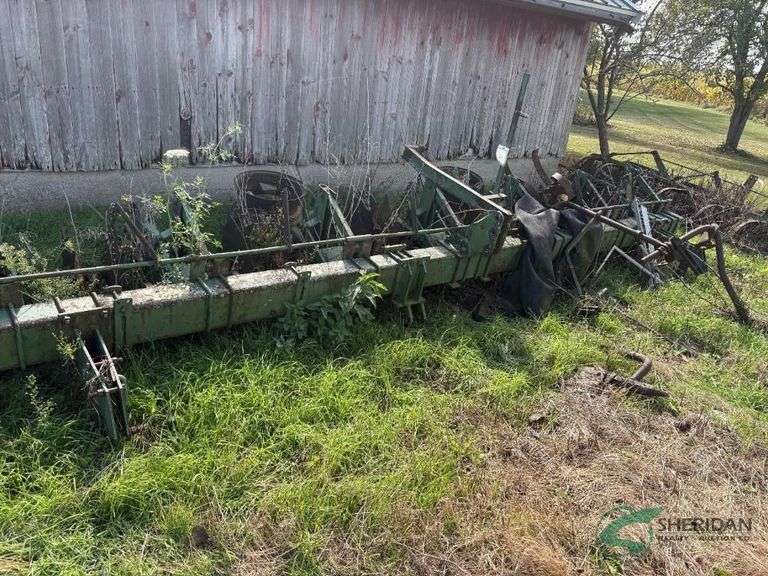 John Deere 3 point row cultivator, rolling shields, 6 row image