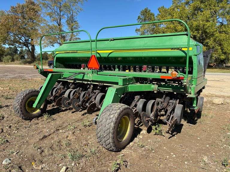 John Deere 1560 Drill, Yetter markers, S.I. Belt meters(belts have less than 150 acres), can plant 7.5” or 15” rows. S/N - N01560X695751 image