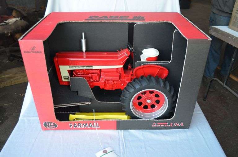 Farmall 806 image