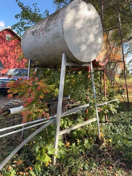Gravity flow fuel tank with stand image