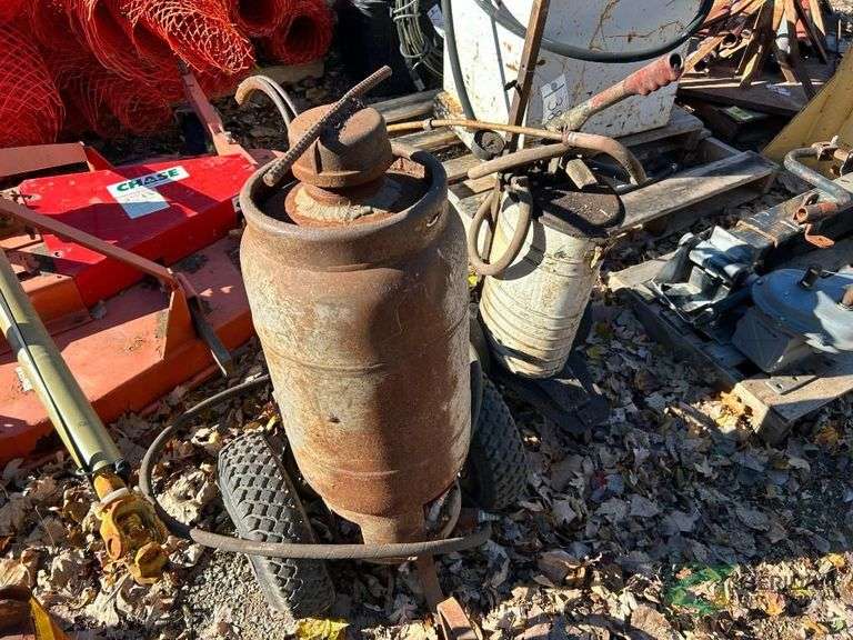 Sand blast tank and grease tank image