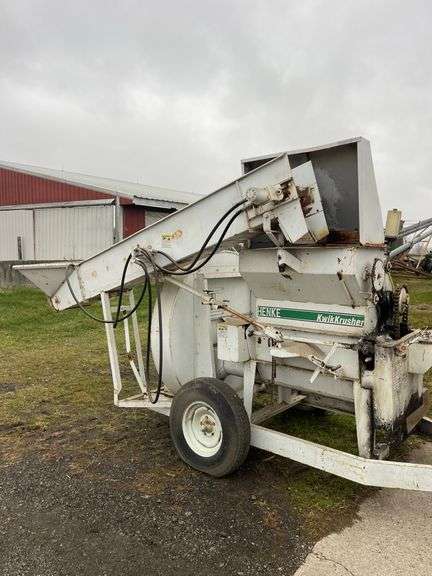 Henke roller blower processes ear corn or shelled corn 540 PTO image