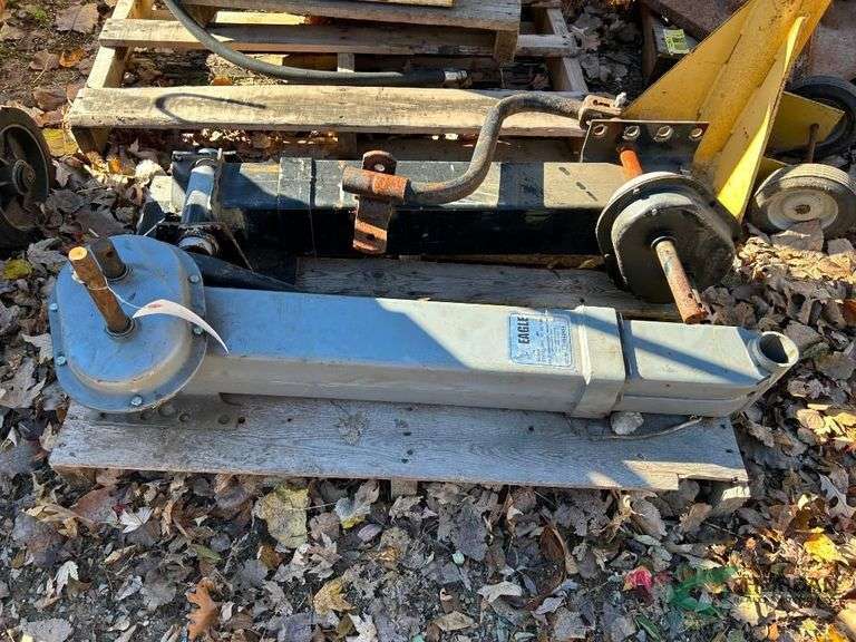 (2) Semi trailer jacks image