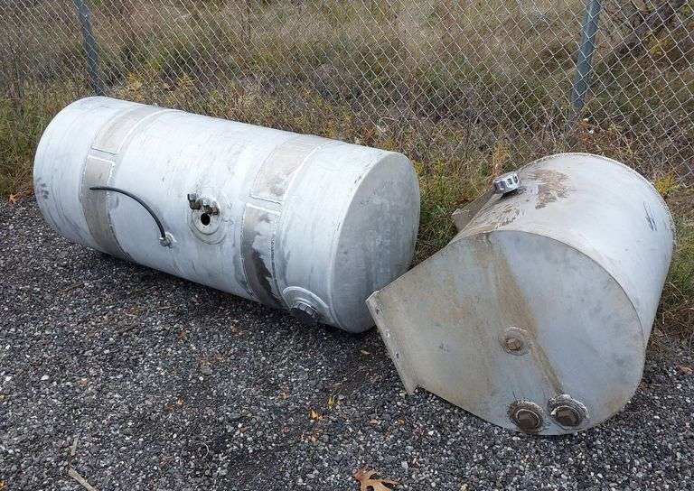 (1) Diesel Fuel Tank & (1) Hydraulic Tank for Semi image