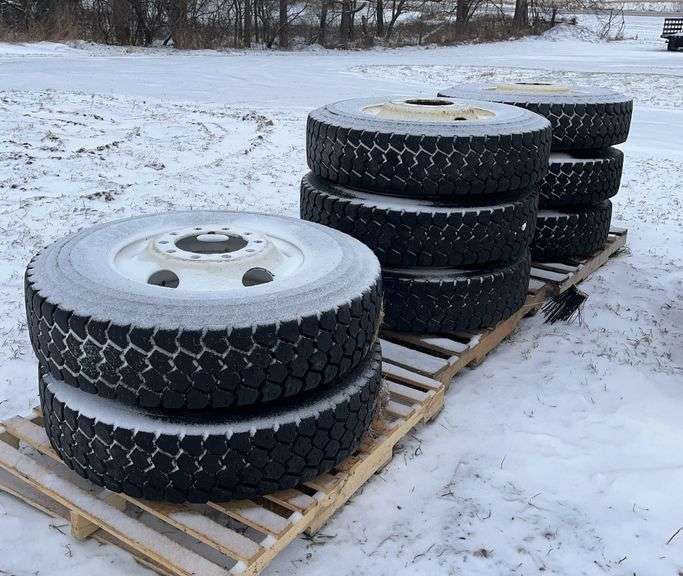 (8) drive tires for semi 12R22.5 on 10 lug rims, row:4 image