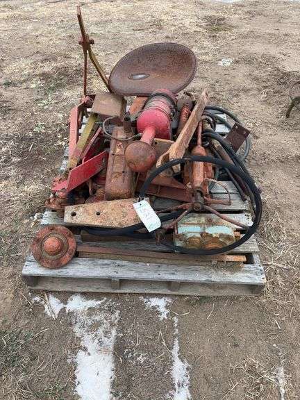 Pallet of IH tractor & implement parts, row:5 image