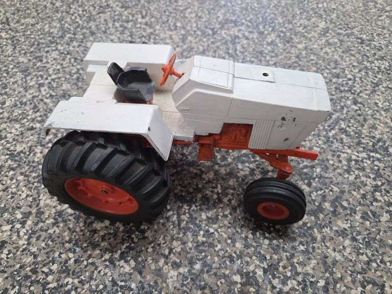 Case Toy Tractor, bldg:locked image
