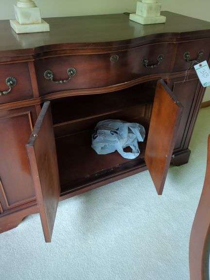 Buffett Cabinet does not include 2 marble lamps