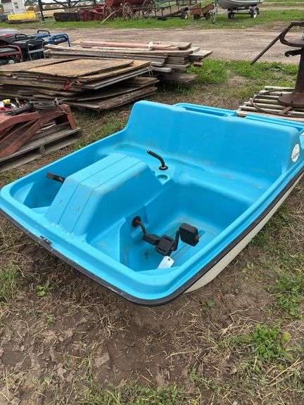 Sun Dolphin paddle boat, row:4