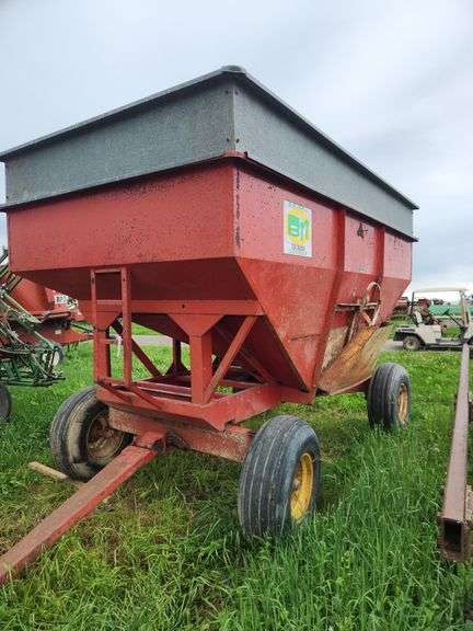 350 Bushel gravity wagon with 10 ton running gear, row:2