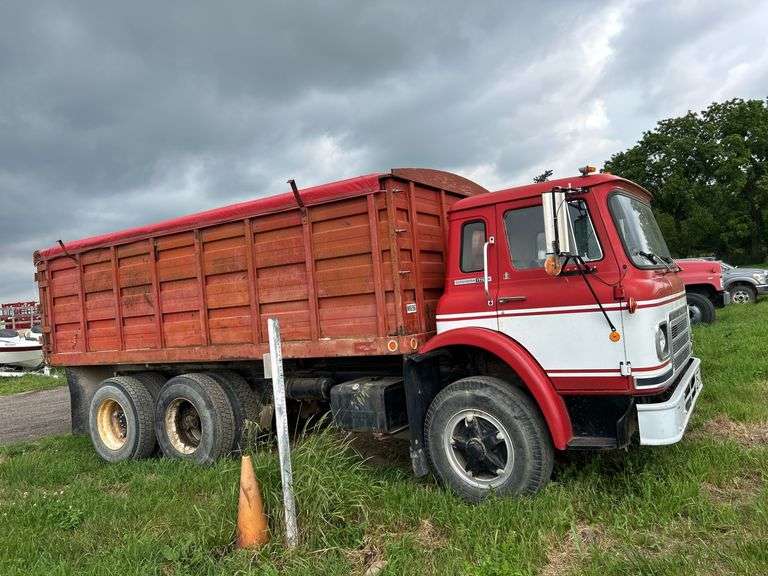 1976 International Grain Truck, K & M, row:1