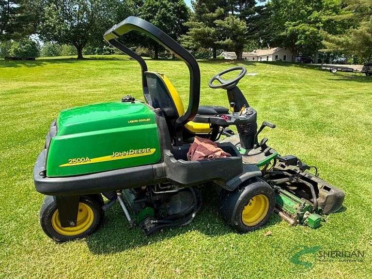 John Deere 2500A Greens Mower gas showing 2831 hours