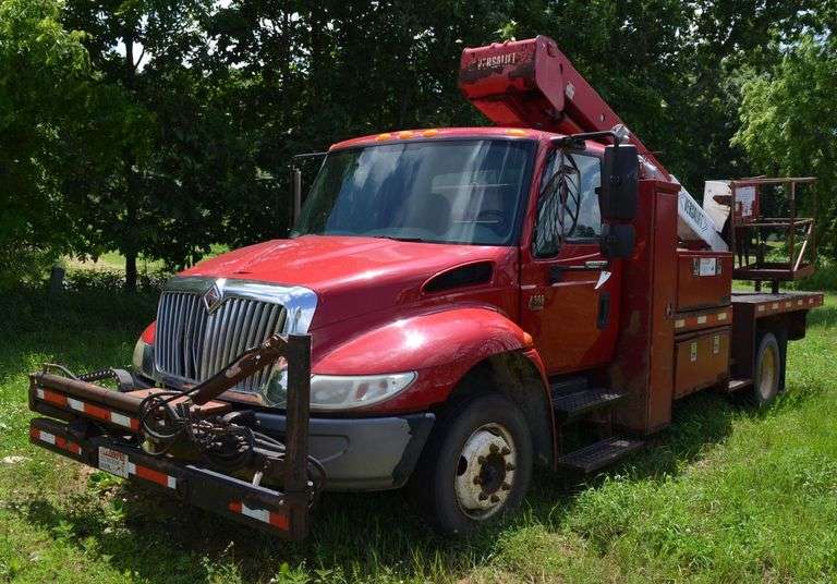 2002 International 4300 Sky Hoist Truck