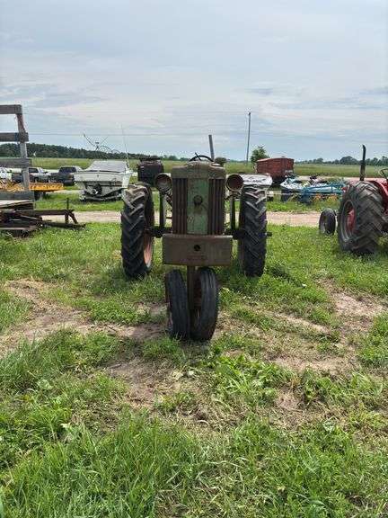 JD 40 Tractor, serial # 63521, motor is stuck; Row 3