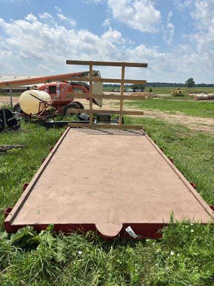 Metal hay bed with rack, has anti slip resistant paint on floor, row:9 image