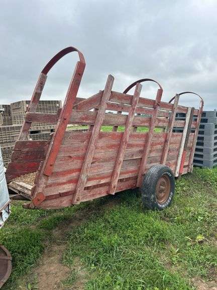 Mobile cattle chute, hog feeder-holes in bottom, & (10) plastic pallets, row:8 image