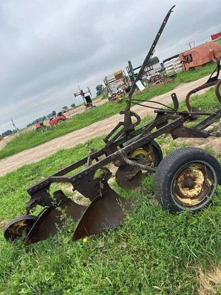 John Deere 2 bottom trip plow 16" trailer type, row:3