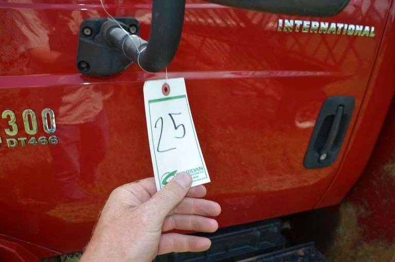 2002 International 4300 Sky Hoist Truck