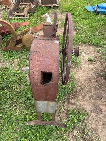 McCormick-Deering corn sheller, row:4