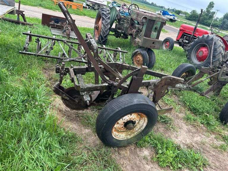 3 pt. hitch John Deere 2 bottom trip plow 16", row:3