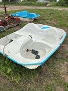 Sun Dolphin 5 paddle boat with sun cover, row:4