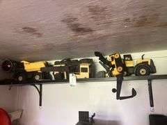 Kid play trucks